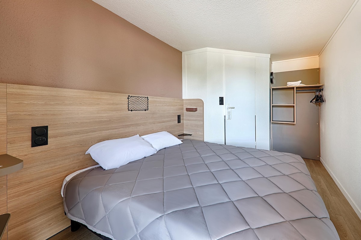 Habitación estándar, 1 cama Queen size | Escritorio, cortinas blackout, wifi gratis y ropa de cama
