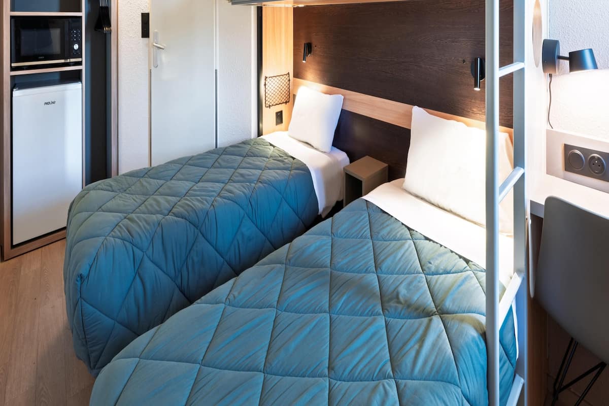 Escritorio, cortinas blackout, wifi gratis y ropa de cama