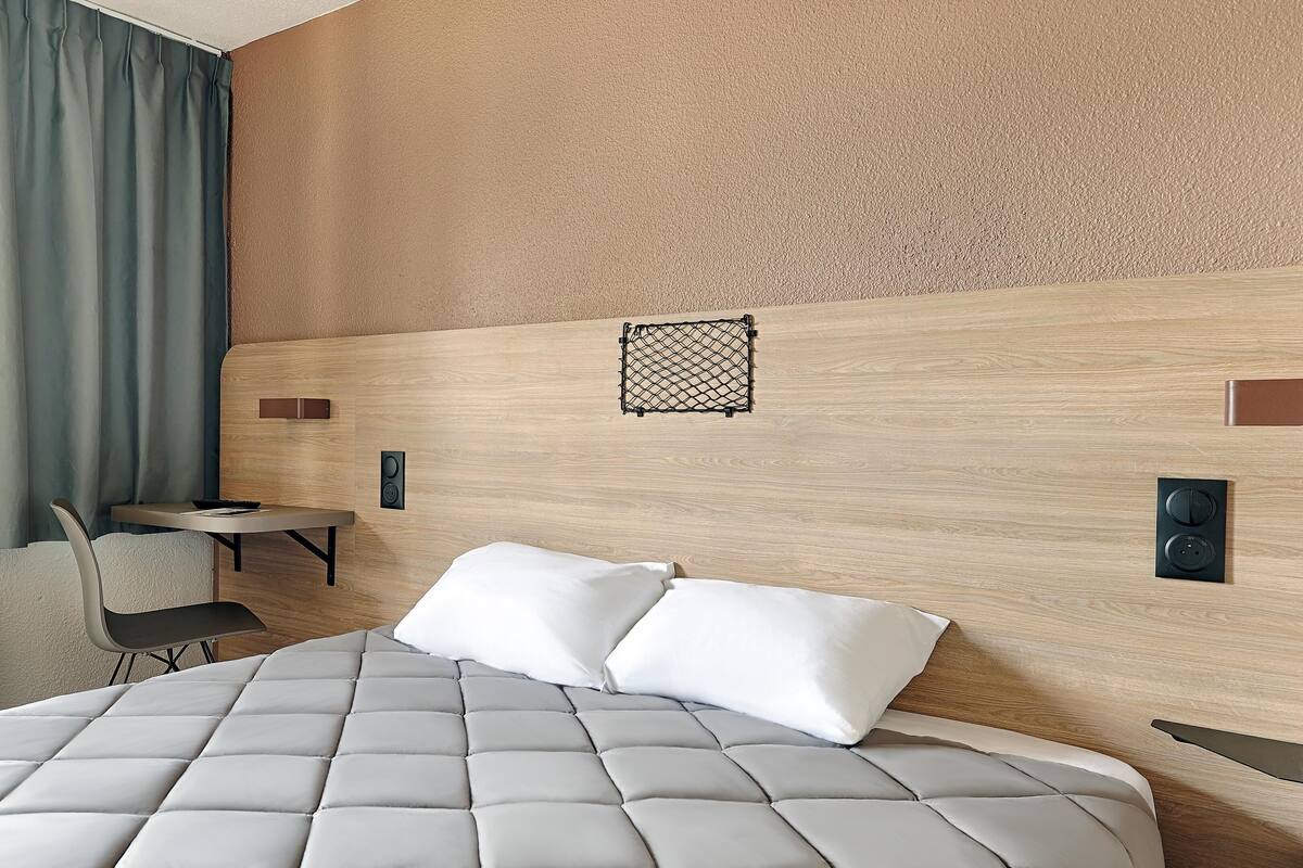 Desk, blackout curtains, free WiFi, bed sheets