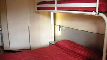Chambre Standard, plusieurs lits (1 Double and 1 Single bed) | Bureau, rideaux occultants, Wi-Fi gratuit, draps fournis