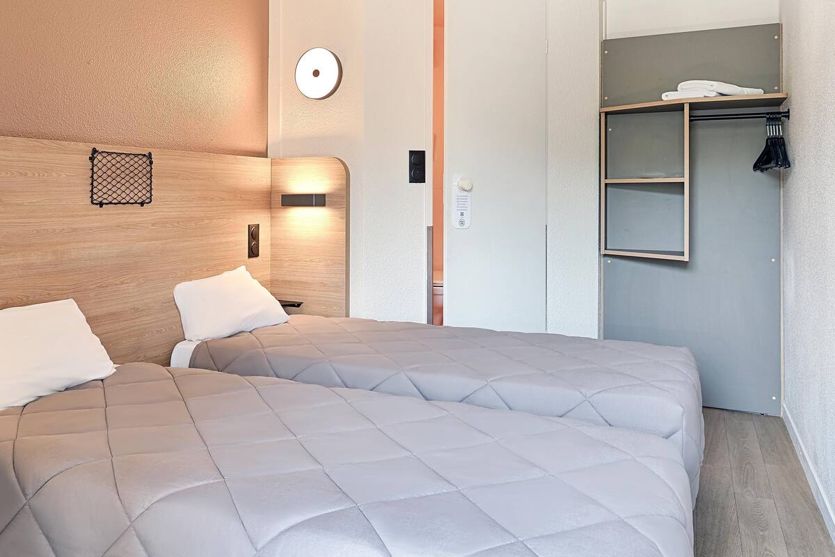 Standard Room, 2 Single Beds | Desk, blackout curtains, free WiFi, bed sheets
