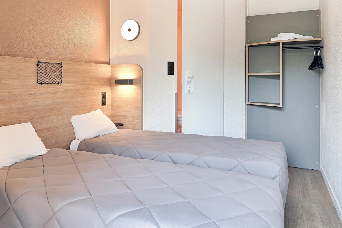 Habitación estándar, 2 camas individuales | Escritorio, cortinas blackout, wifi gratis y ropa de cama