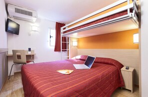 Desk, laptop workspace, blackout drapes, iron/ironing board - Premiere Classe Montreuil (Montreuil)