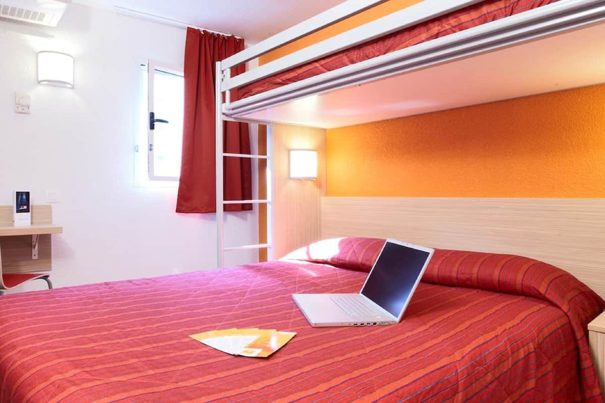 Rom – standard, flere senger (1 Double and 1 Single bed) | Skrivebord, skrivebord for bærbar PC og blendingsgardiner