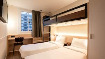 Standaard kamer, Meerdere bedden | Een bureau, een laptopwerkplek, verduisterende gordijnen