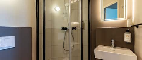 Standard Room, 1 Queen Bed | Bathroom