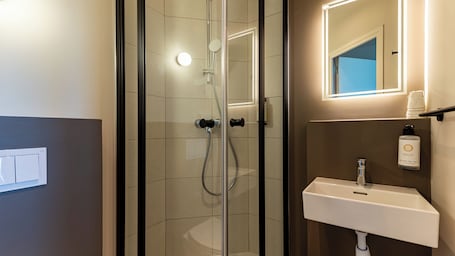 Standardzimmer, 1 Queen-Bett | Badezimmer | Dusche, umweltfreundliche Kosmetikartikel, Handtücher, Seife. Kyriad ECO - Montreuil