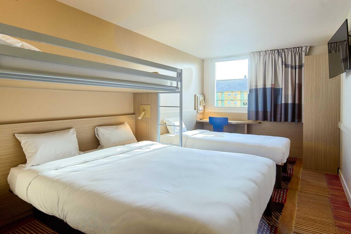 Quadruple Room, Non Smoking | Desk, blackout drapes, soundproofing, WiFi (free)