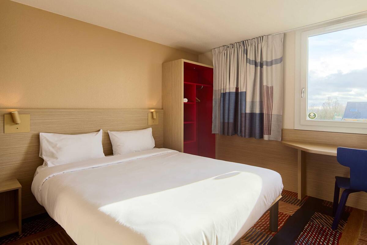 Double Room, Non Smoking | Desk, blackout drapes, soundproofing, WiFi (free)