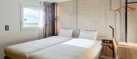Twin Room, Non Smoking | Desk, blackout drapes, soundproofing, free WiFi