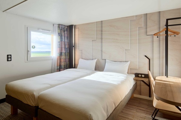 Twin Room, Non Smoking | Desk, blackout drapes, soundproofing, WiFi (free)