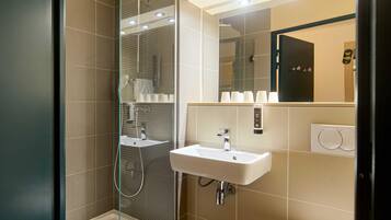 Douche, articles de toilette écologiques, serviettes fournies