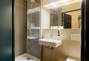 Shower, eco-friendly toiletries, towels