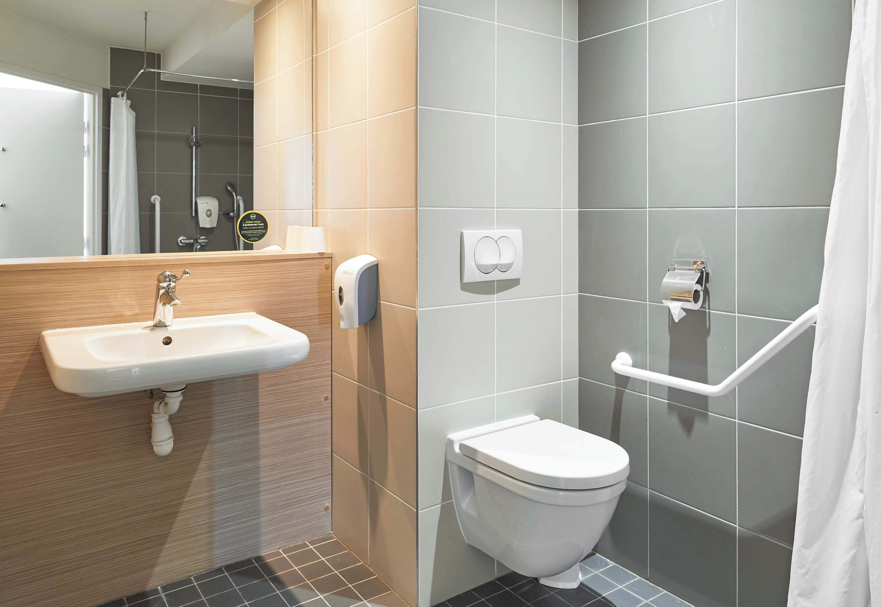 comfort double room, mobility accessible, non smoking | bathroom | shower, eco-friendly toiletries, towels