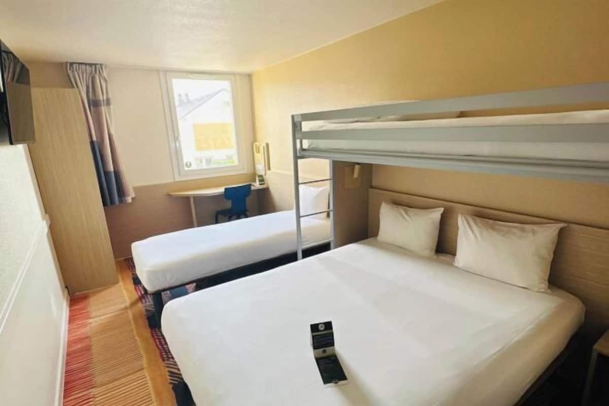 Desk, blackout drapes, soundproofing, WiFi (free)