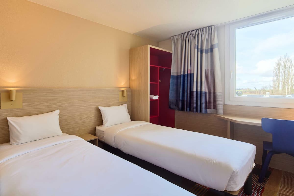 Twin Room, Non Smoking | Desk, blackout drapes, soundproofing, WiFi (free)