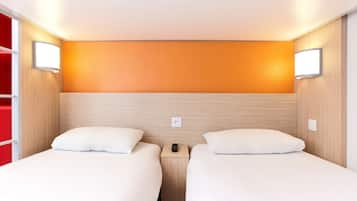 Escritorio, cortinas blackout y tabla de planchar con plancha