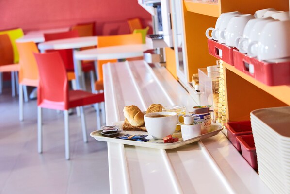 Café da manhã com buffet todos os dias (EUR 7.20 por pessoa)