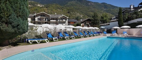 Seasonal outdoor pool, sun loungers