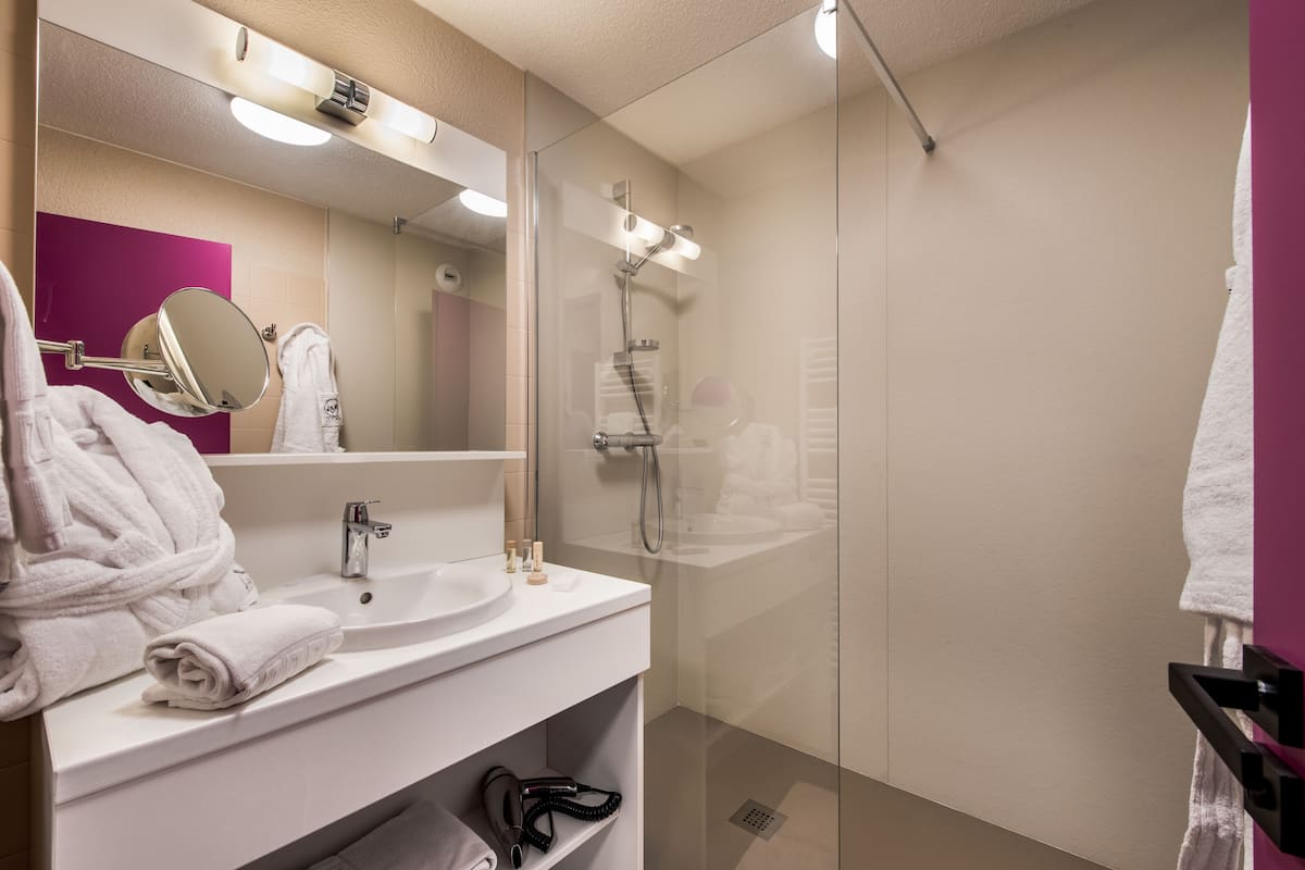 chambre privilege | in-room safe, desk, blackout curtains, free wifi