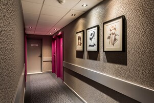 Chambre Privilege | Cofres nos quartos, escrivaninha, cortinas blackout, Wi-Fi de cortesia