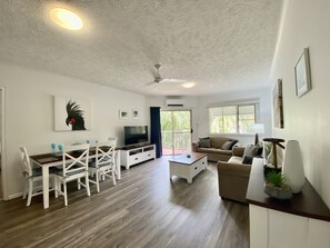 Een 32-inch flatscreentelevisie met kabelzenders en lcd-televisie