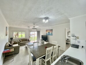 32-inch flat-screen TV with cable channels, LCD TV - Cairns Beach Resort (Holloways Beach)