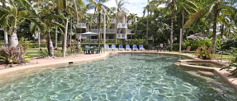 Piscine extérieure, parasols de plage, chaises longues