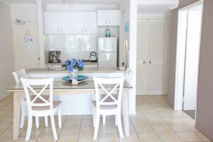 Apartamento premium, 1 quarto, vista para o mar | Cozinha privada | Geladeira, micro-ondas, cooktop, talheres/pratos/utensílios de cozinha