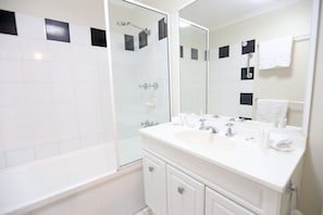 Bañera con ducha, artículos de tocador gratuitos, secador de pelo