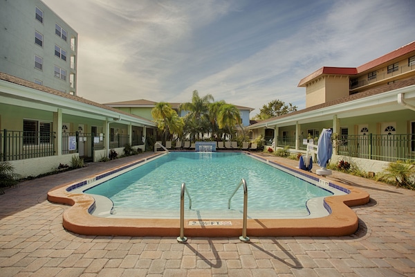 Una piscina al aire libre, sombrillas