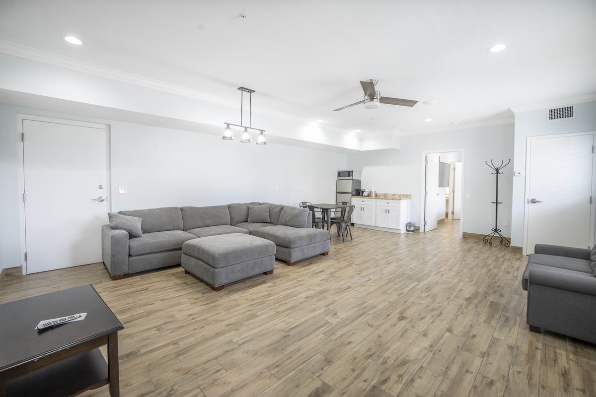 Suite, 1 kingsize bed met slaapbank (located across the street) | Luxe beddengoed, een strijkplank/strijkijzer, gratis wifi, beddengoed