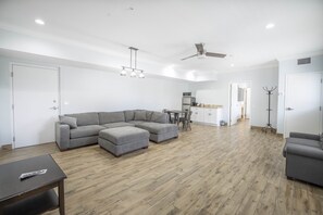 Suite, 1 très grand lit (located across the street)