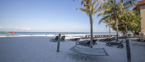 På stranden, parasoller och strandhanddukar