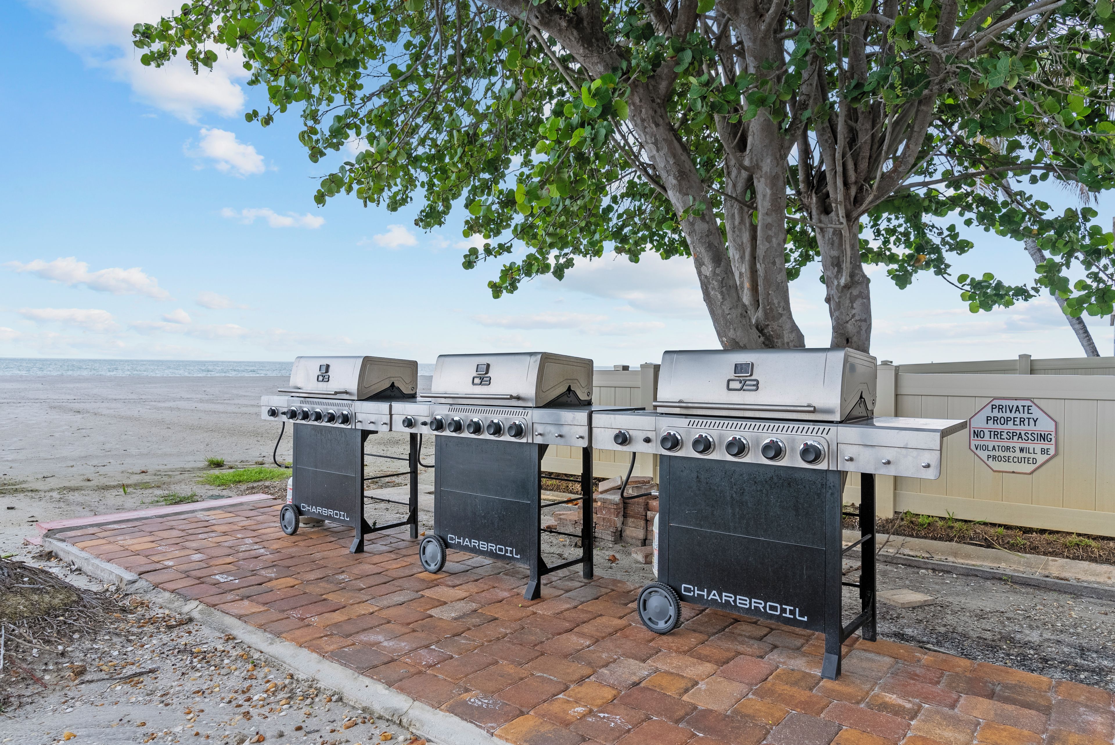 Una parrilla con vista a la playa y al océano.