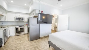 Rom – standard, 1 kingsize-seng, kjøkken (located across the street) | Sengetøy av topp kvalitet, strykejern/-brett og wi-fi (inkludert)