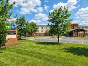 Exterior - Holiday Inn Express & Suites Bethlehem Arpt-Allentown Area (Bethlehem)