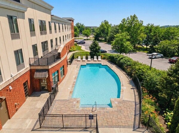 Alberca al aire libre por temporada y camastros 