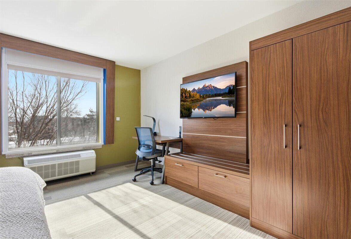 Standard Room, 1 King Bed | Desk, laptop workspace, blackout drapes, iron/ironing board