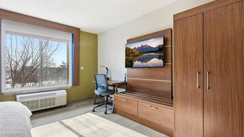 Standard Room, 1 King Bed | Desk, laptop workspace, blackout drapes, iron/ironing board