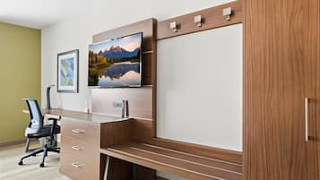 Een bureau, een laptopwerkplek, verduisterende gordijnen