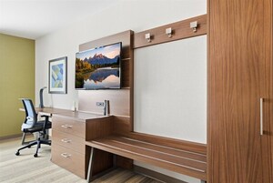 Escritorio, espacio para trabajar con laptop y cortinas blackout 