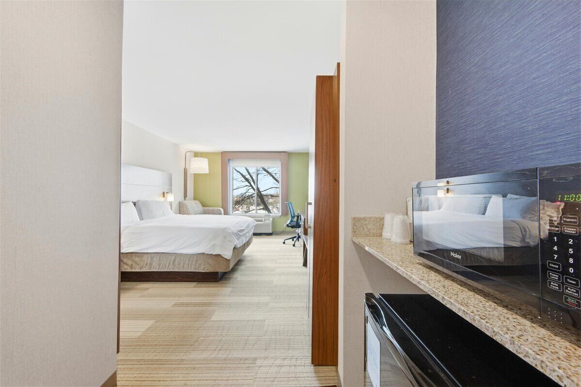 Standard Room, 1 King Bed | Desk, laptop workspace, blackout drapes, iron/ironing board