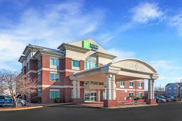 A Holiday Inn Express hotel with a brick facade, a covered entrance, and a parking lot.