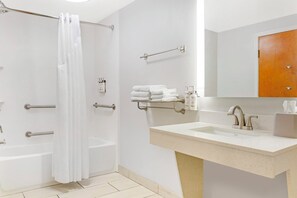 Suite, 2 queensize-senger, tilgjengelighetstilpasset badekar (Communications) | Bad | Designertoalettartikler, hårføner og håndklær