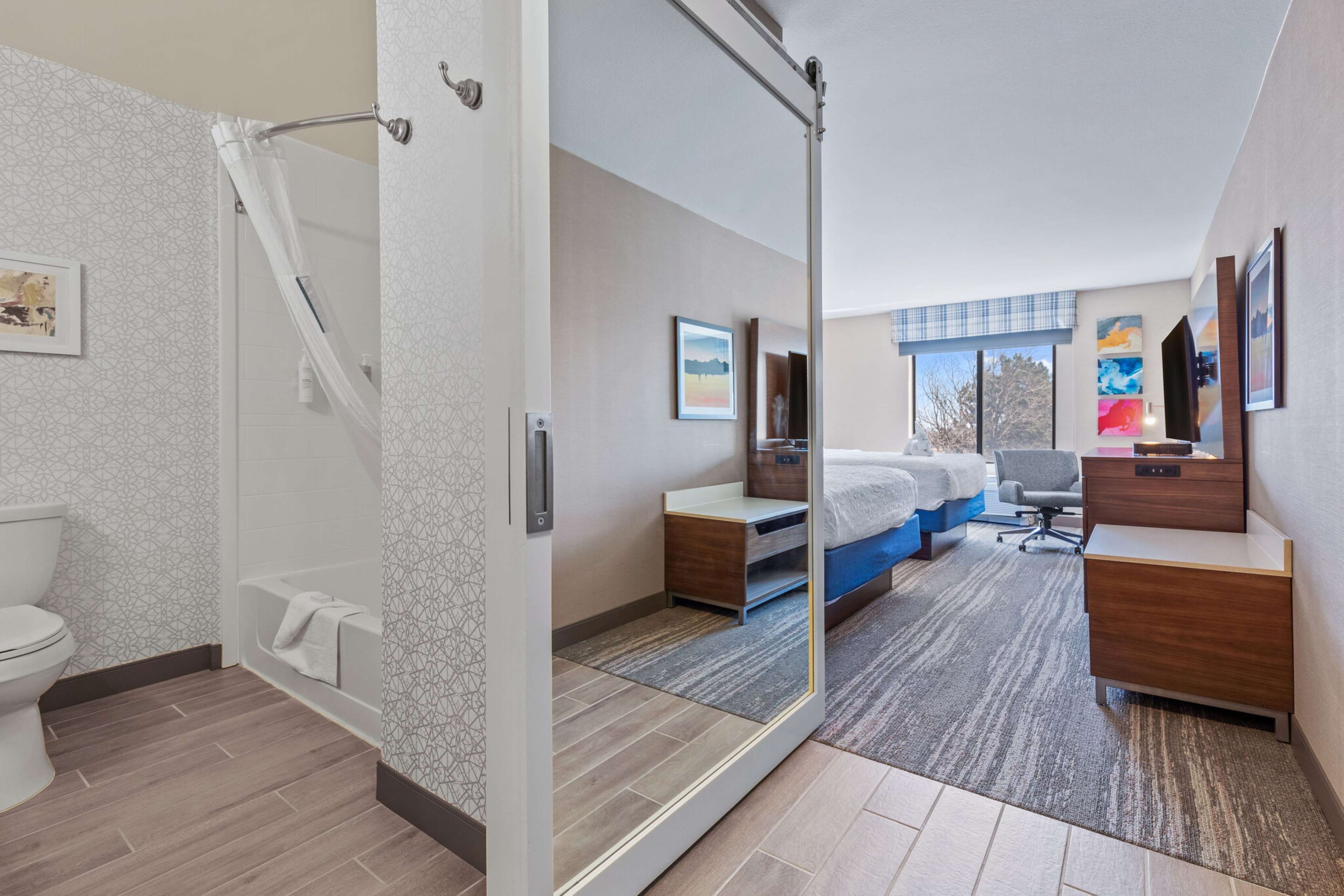 combined shower/bathtub, hair dryer, towels