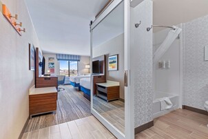 Combined shower/tub, hair dryer, towels