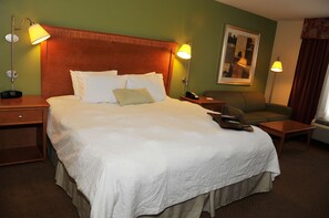 King Study | Desk, iron/ironing board, free cribs/infant beds, rollaway beds - Hampton Inn Clinton (Clinton)