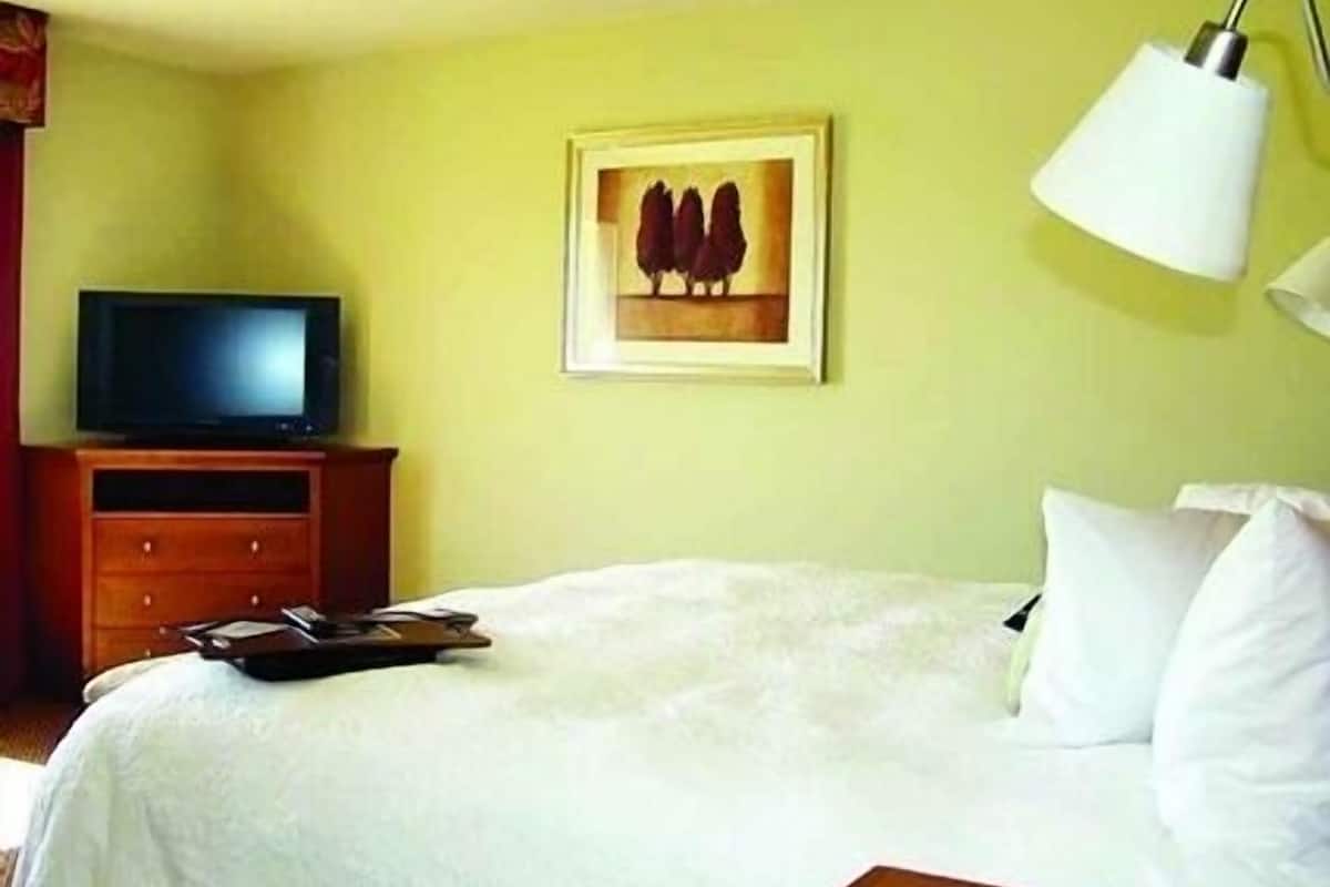 desk, iron/ironing board, free cots/infant beds, rollaway beds