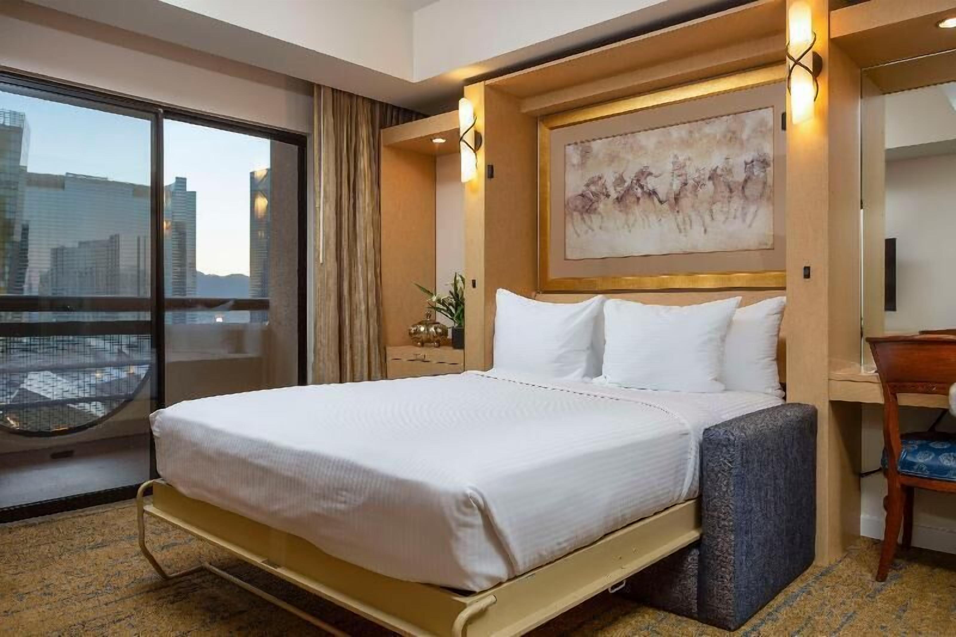 Down duvets, in-room safe, desk, laptop workspace